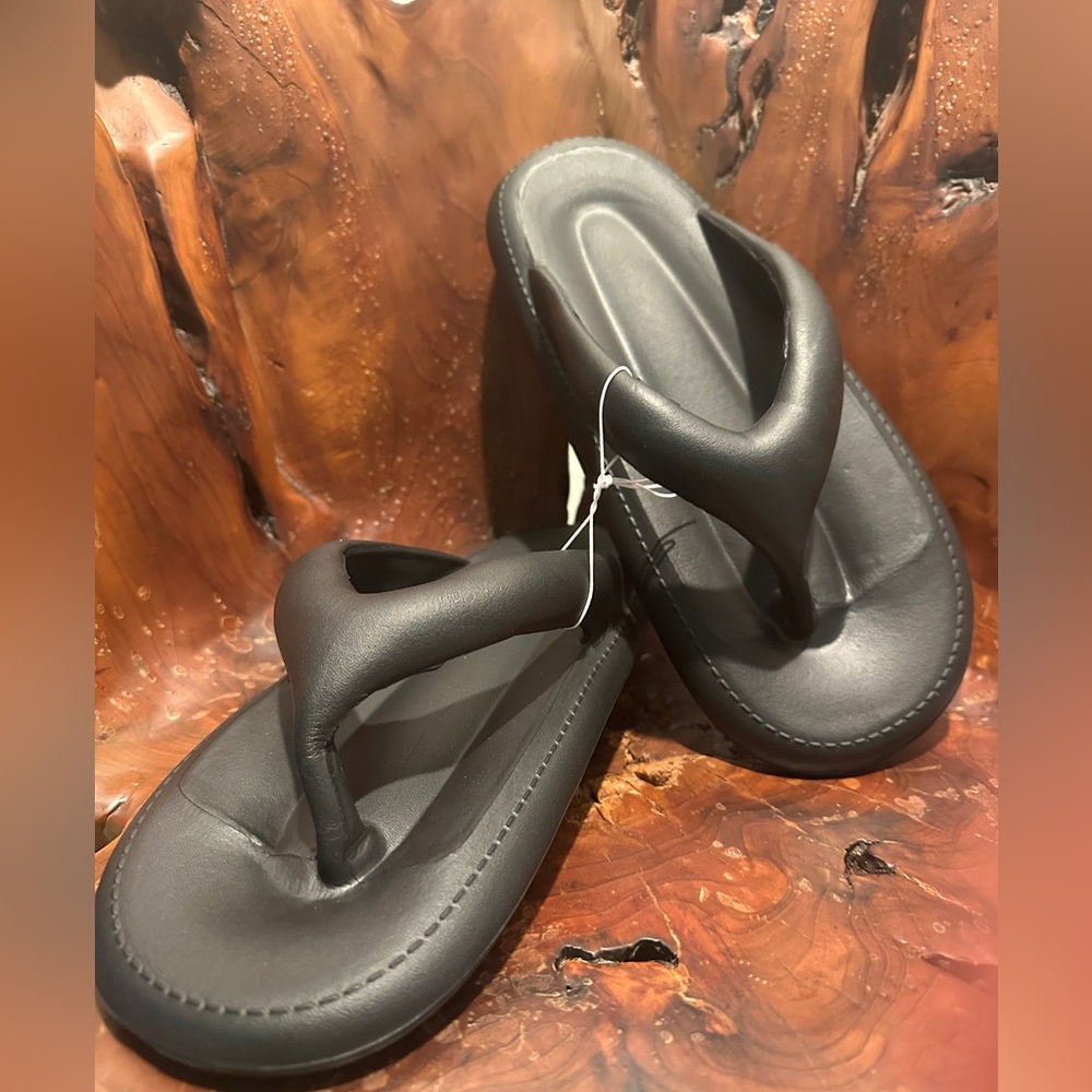 NEW w Tags Women's Black Flip Cloud Flop Sandals! Will fit a 9-10 women’s - Picture 6 of 9
